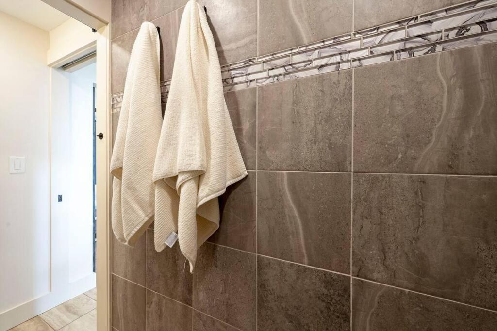 Hale Ono Loa 403- Top Floor, Ocean View, & Complete Modern Remodel Apartment Kahana Екстериор снимка